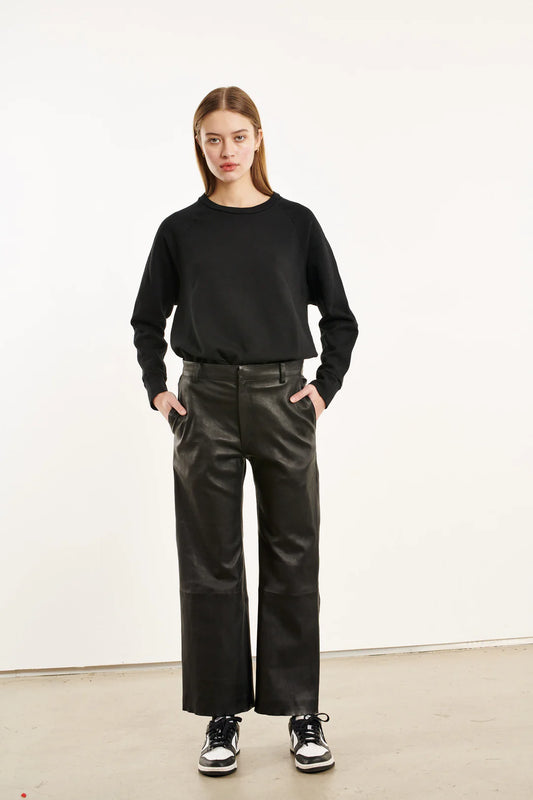 BLACK LEATHER CROPPED TROUSERS