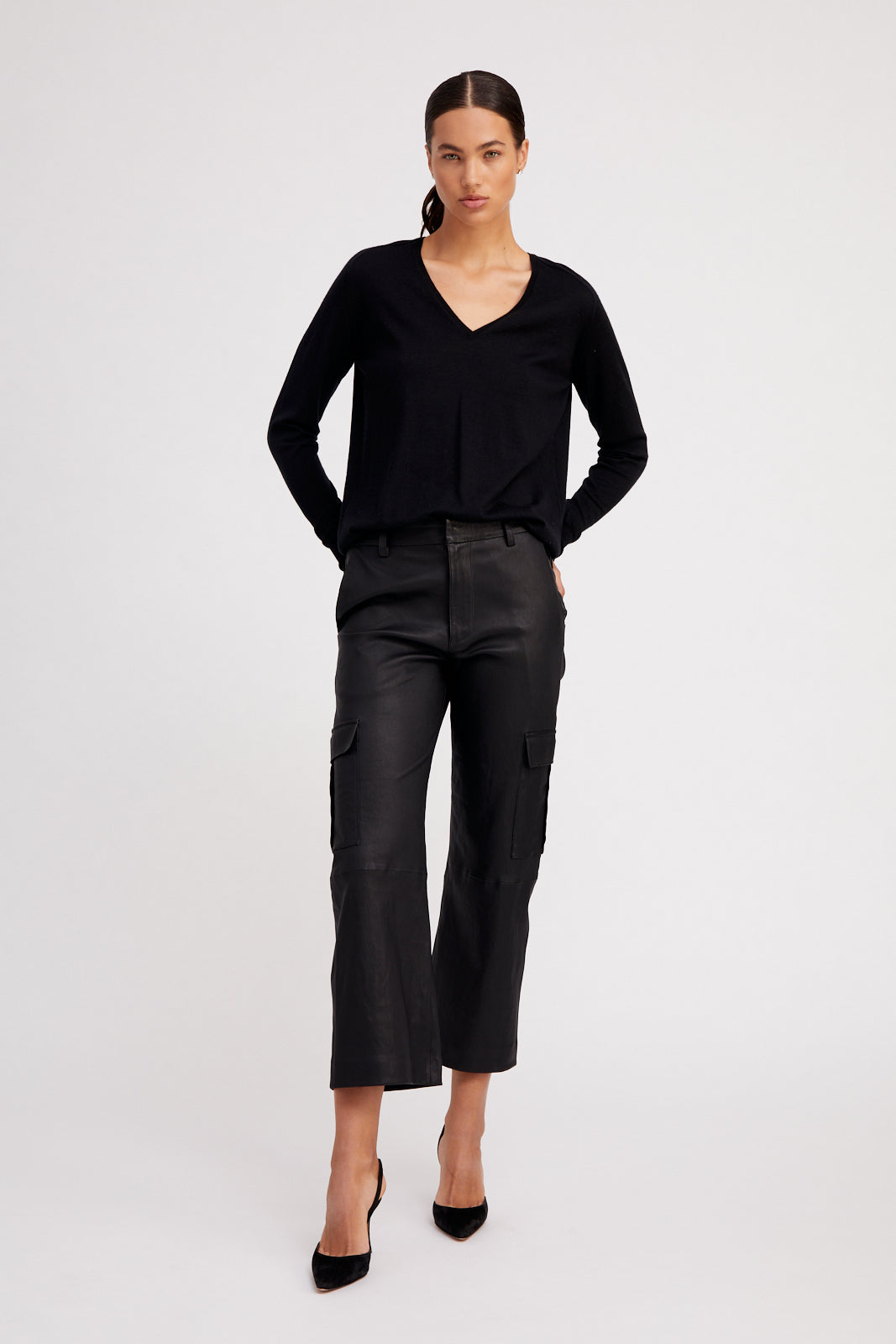 FITTED V NECK SWEATER