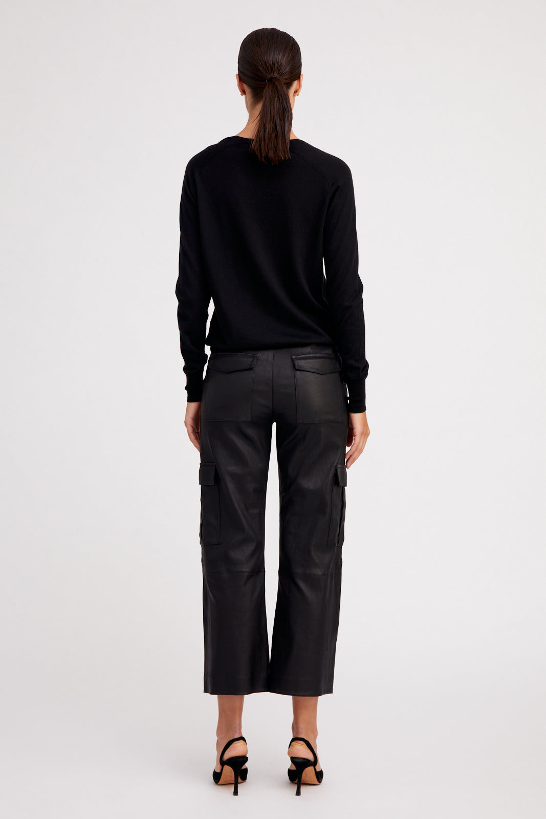 FITTED V NECK SWEATER