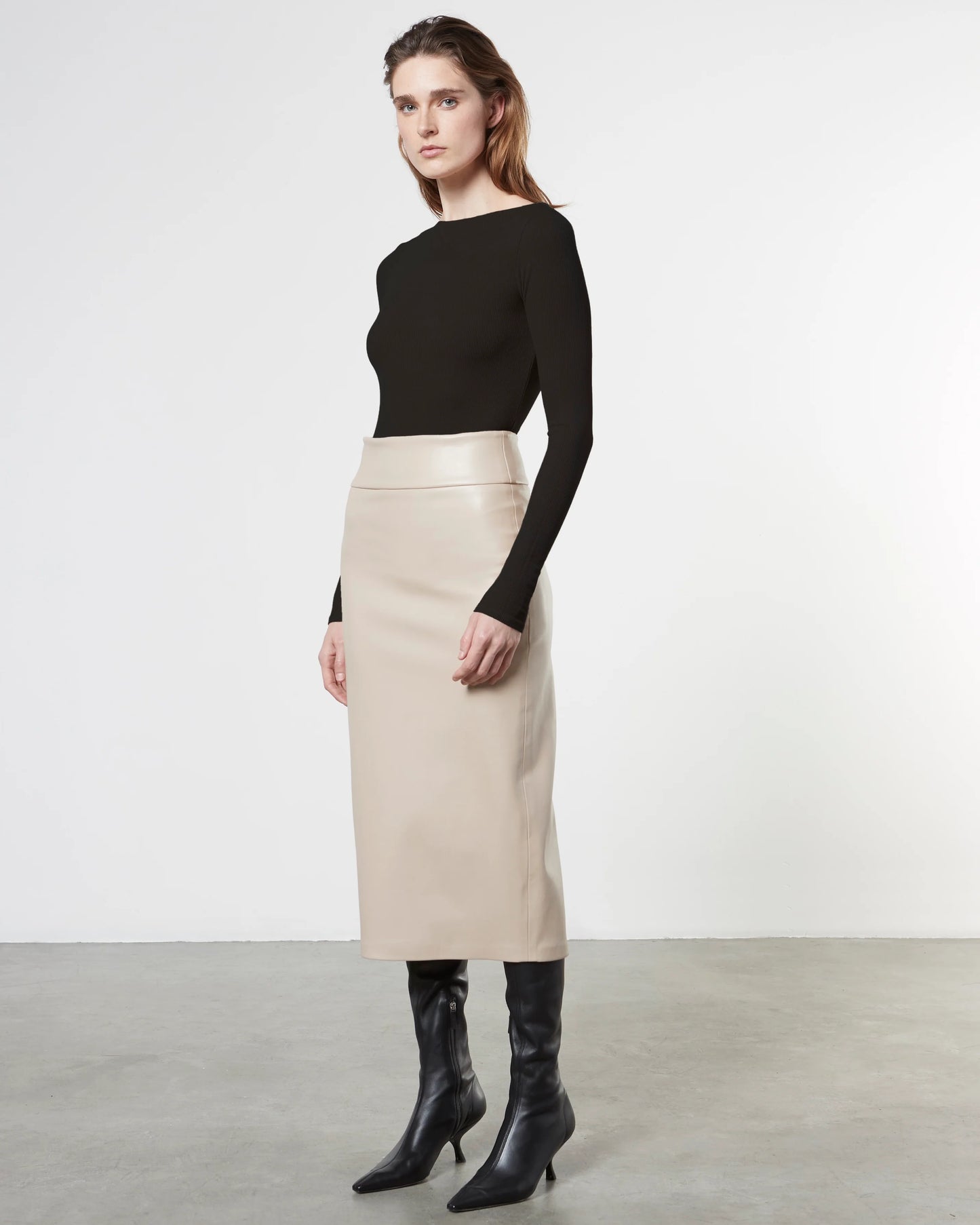 SILK KNIT BOAT NECK TOP