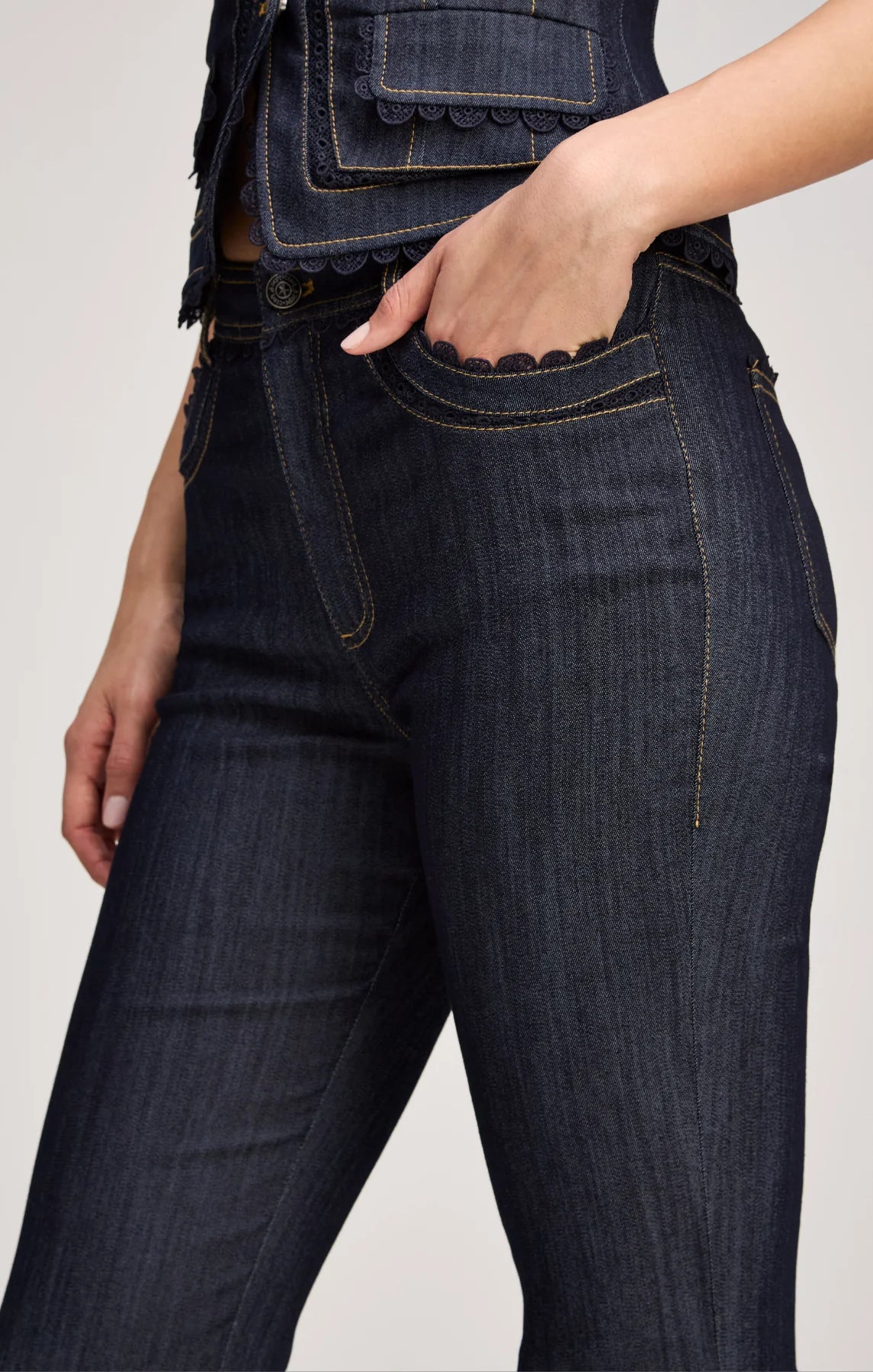 GULPURE LACE CROPPED STEVIE JEANS