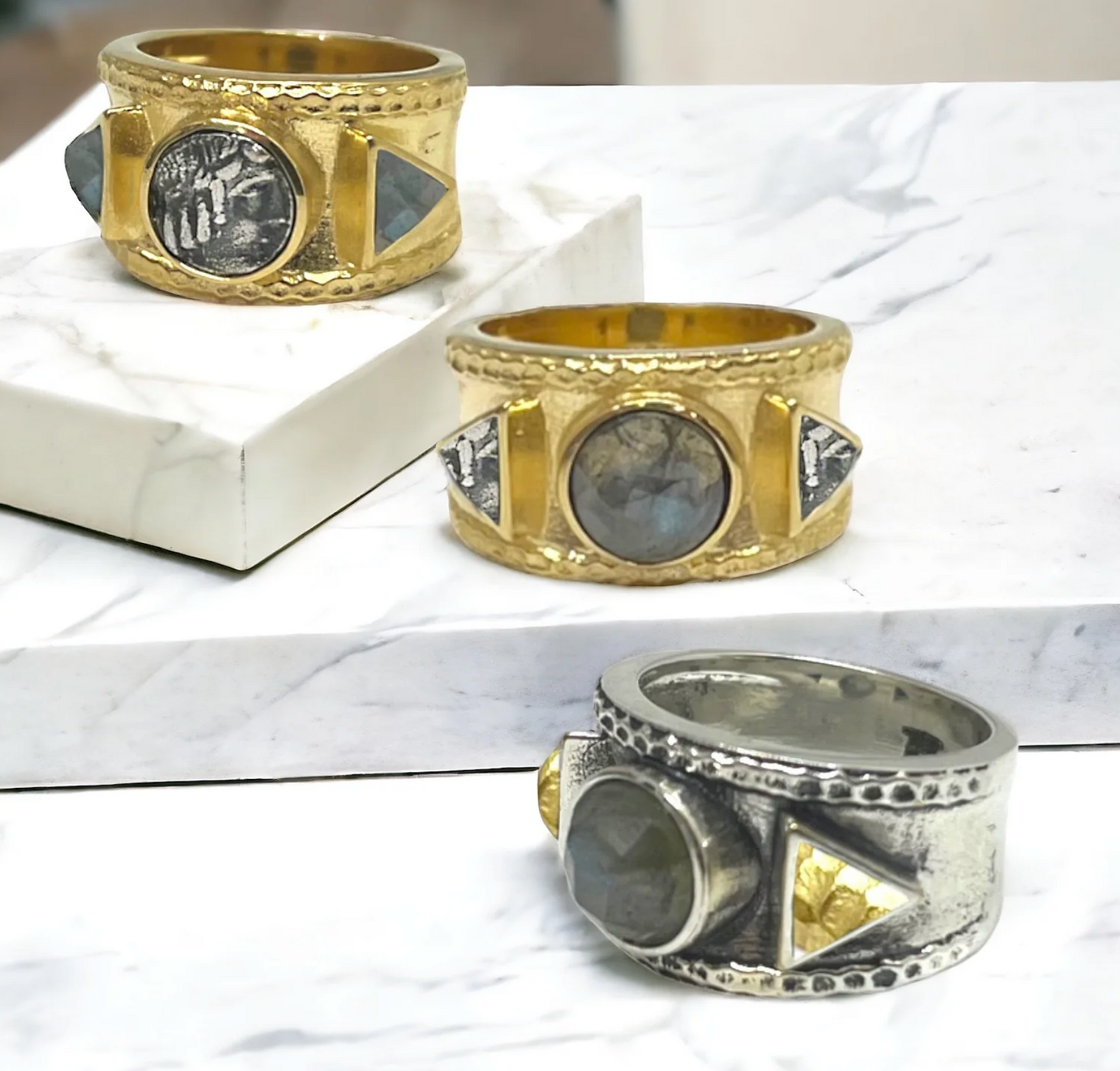 GOLD BAND LABRADORITE COIN TRE RING