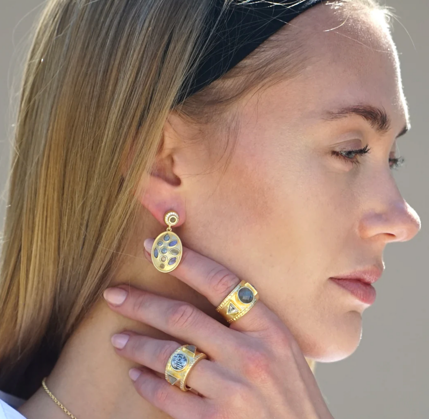 GOLD BAND LABRADORITE COIN TRE RING